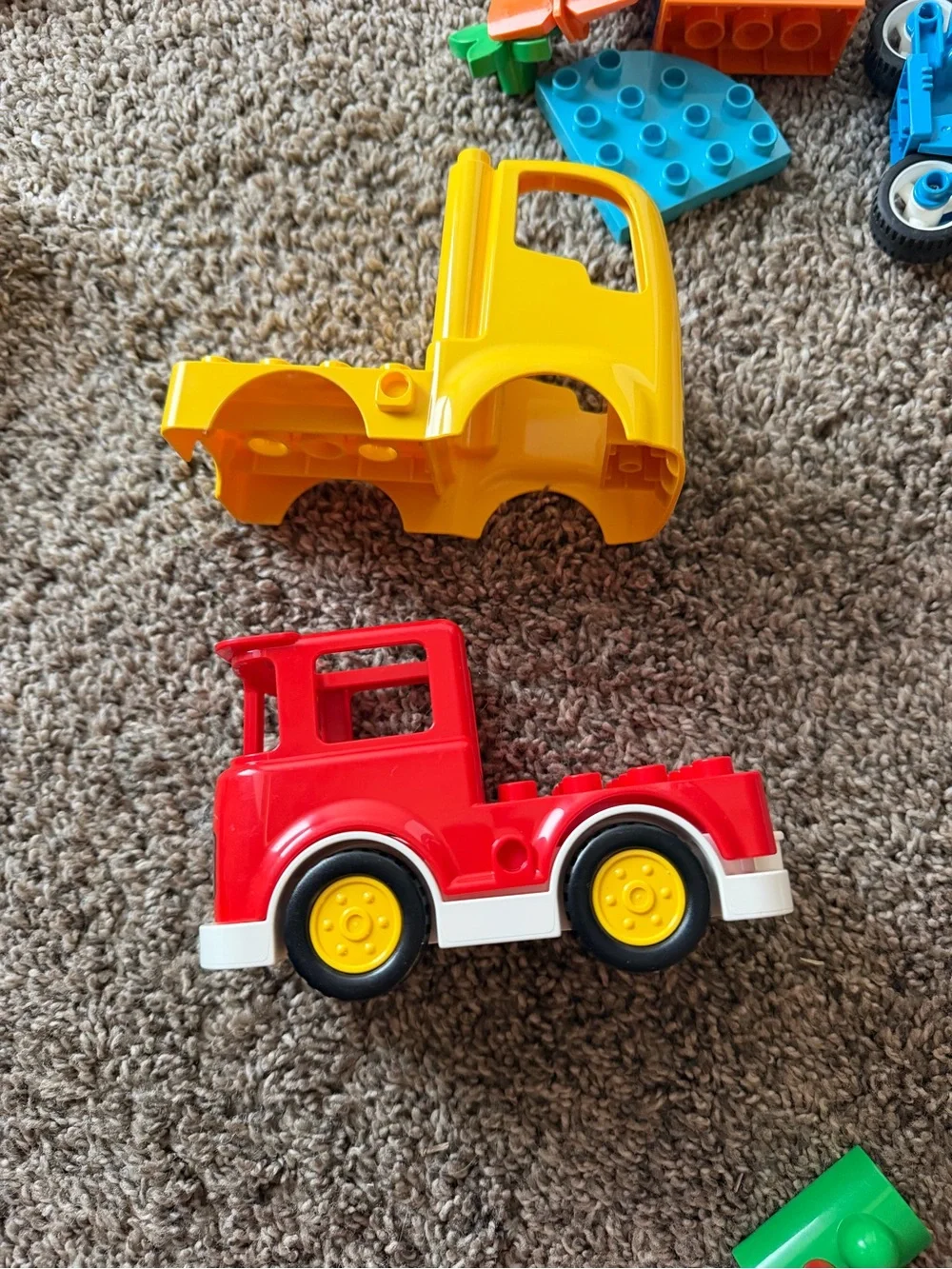 4.5 pounds of a Mixed lot of Duplo blocks with 4 figures boat bike fire truck
